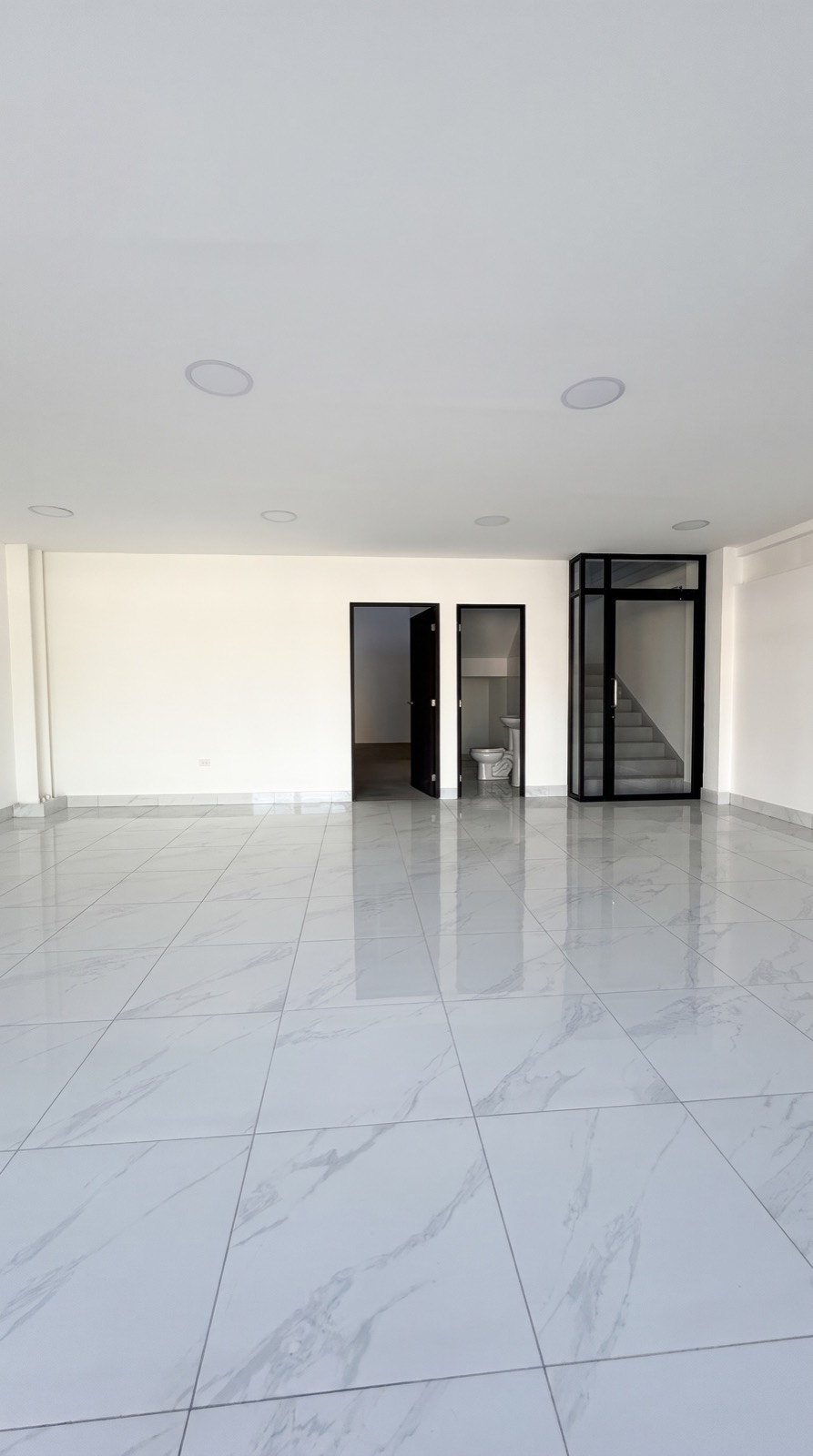 Showroom con vidrio templado
