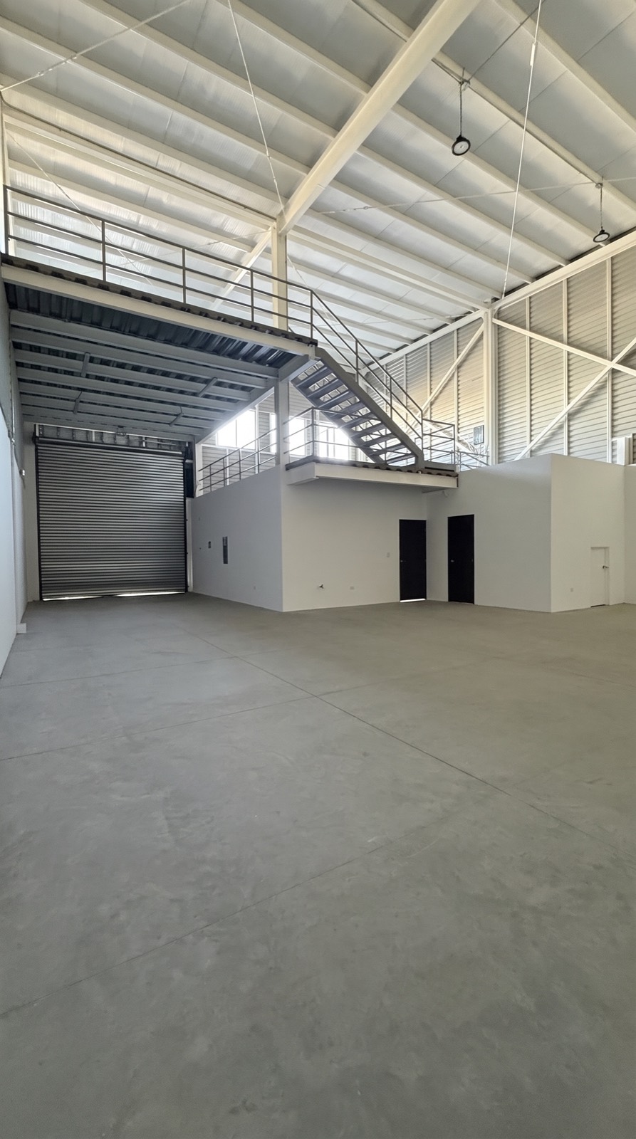 Bodega real con mezzanine, 2026